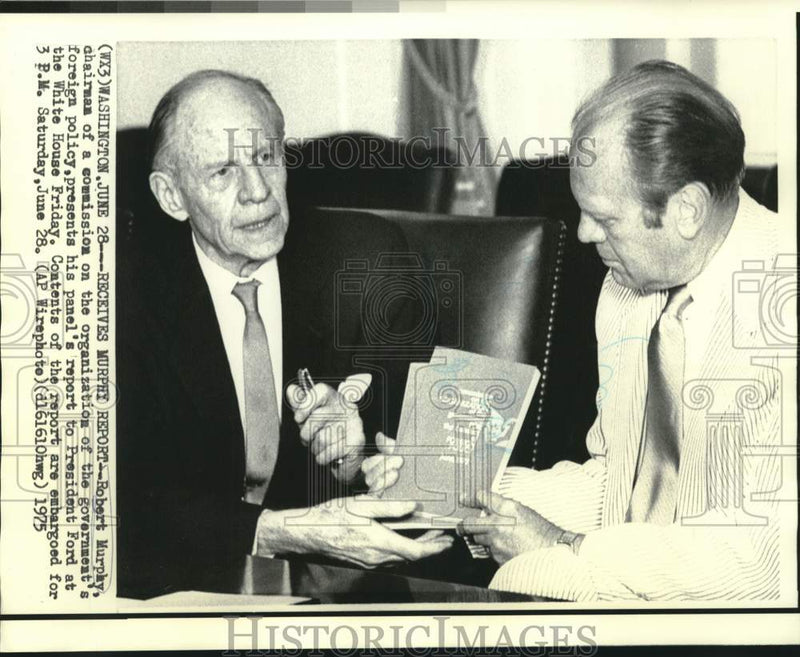 Load image into Gallery viewer, 1975 Press Photo President Ford received Robert Murphy's foreign policy report
