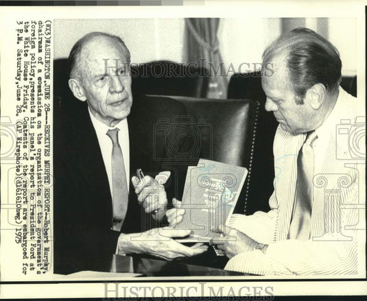 1975 Press Photo President Ford received Robert Murphy's foreign policy report