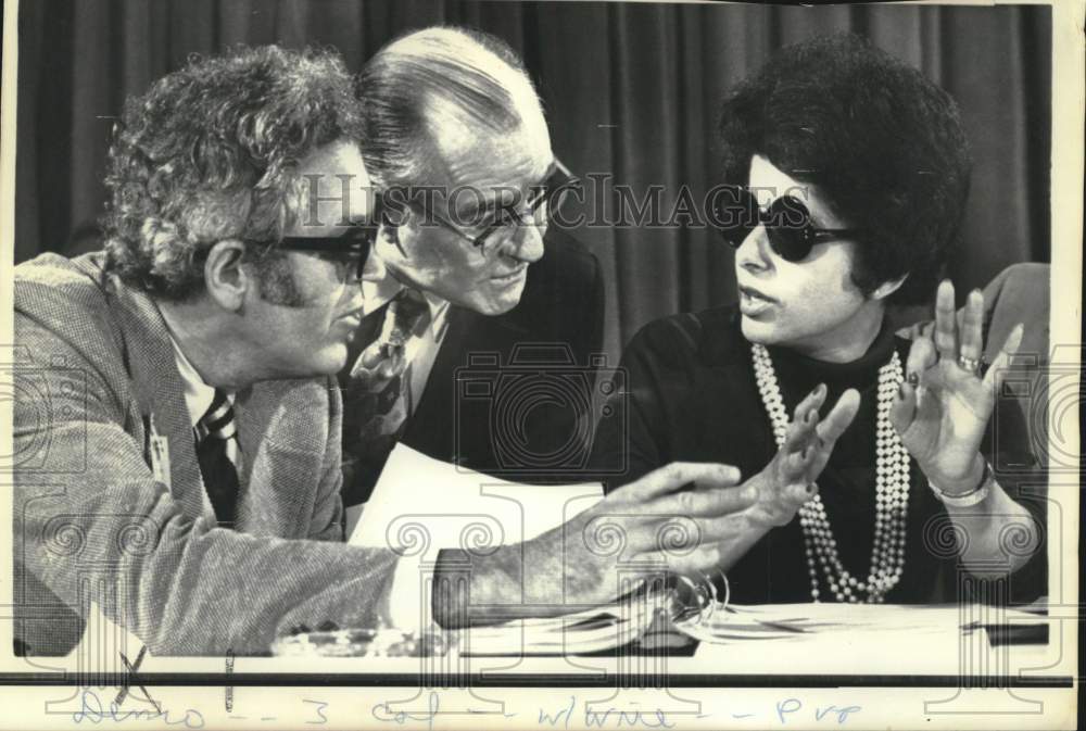 1972 Press Photo Patricia Harris confers with Patrick Foley in Washington