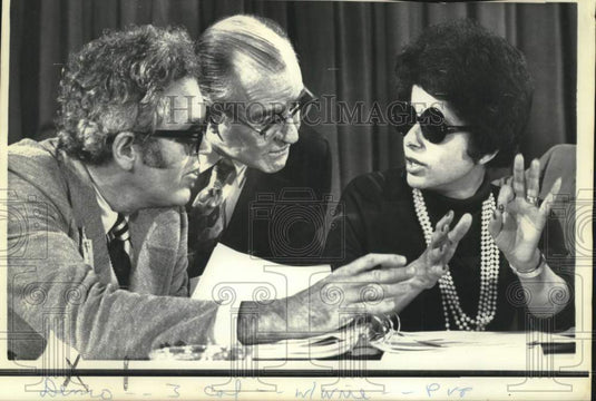 1972 Press Photo Patricia Harris confers with Patrick Foley in Washington