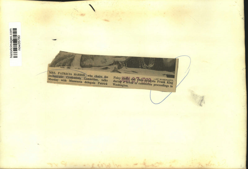 Load image into Gallery viewer, 1972 Press Photo Patricia Harris confers with Patrick Foley in Washington
