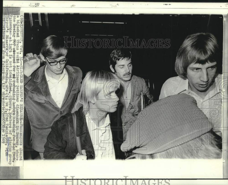 Load image into Gallery viewer, 1969 Press Photo Harper's Bizarre singing group among hijacked jetliner
