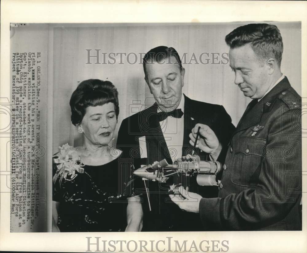 1960 Press Photo Captain Joseph Kittinger visit his parents in Orlando, Florida