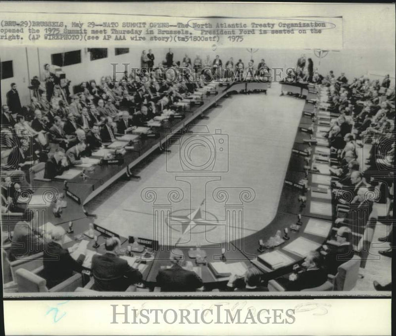 Load image into Gallery viewer, 1975 Press Photo President Ford and delegates of NATO summit meet in Brussels
