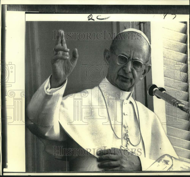 Load image into Gallery viewer, 1973 Press Photo Pope Paul IV gives noon blessing from Castel Gandolfo, Italy
