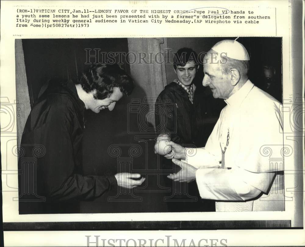 1973 Press Photo Pope Paul VI shares lemon with youth during general audience
