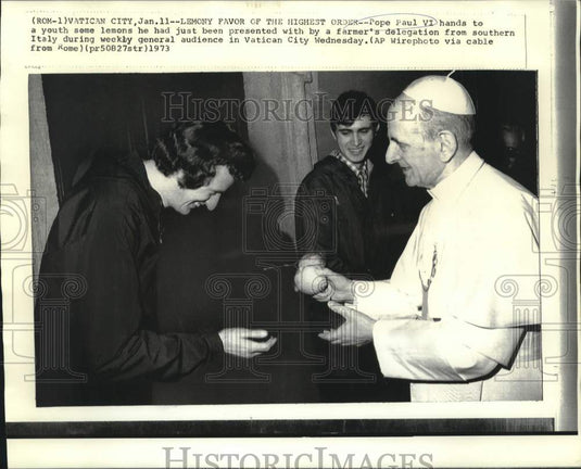 1973 Press Photo Pope Paul VI shares lemon with youth during general audience