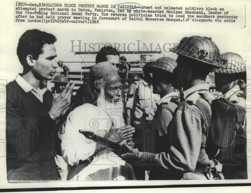 Load image into Gallery viewer, 1968 Press Photo Soldiers block protest march in Pakistan led by Bhashani
