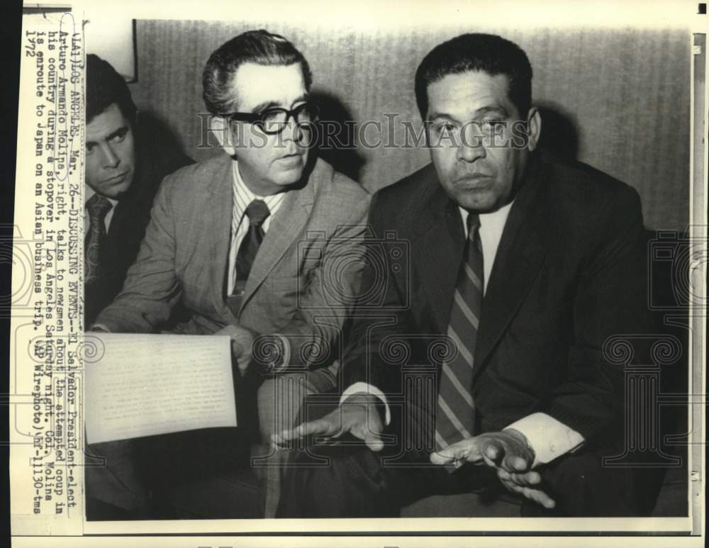 1972 Press Photo El Salvador President-elect Arturo Molina talks with newsmen