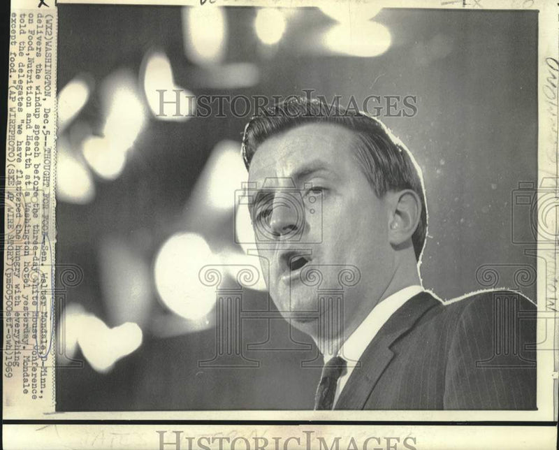 Load image into Gallery viewer, 1969 Press Photo Senator Walter Mondale at White House nutrition conference
