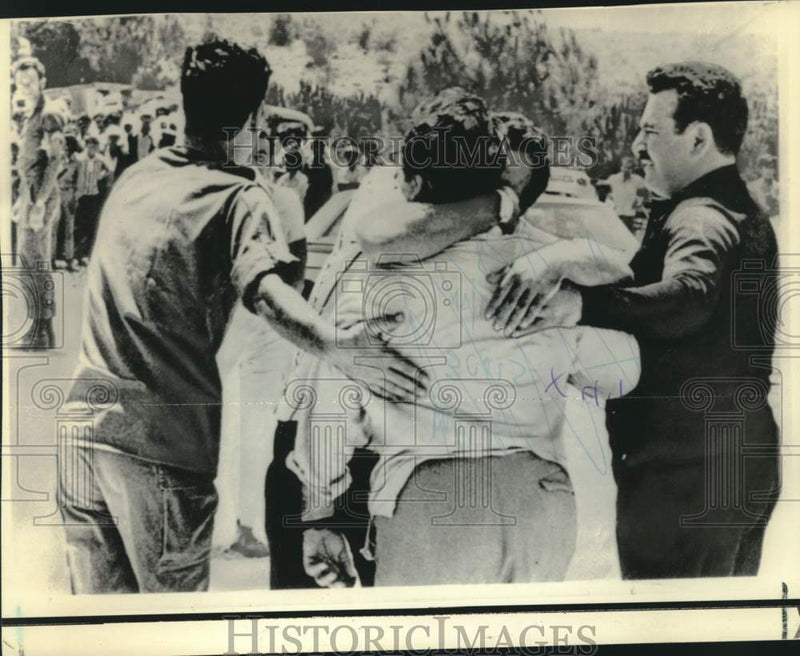 Load image into Gallery viewer, 1974 Press Photo Druse Israeli prisoner released by Syria after 24 years
