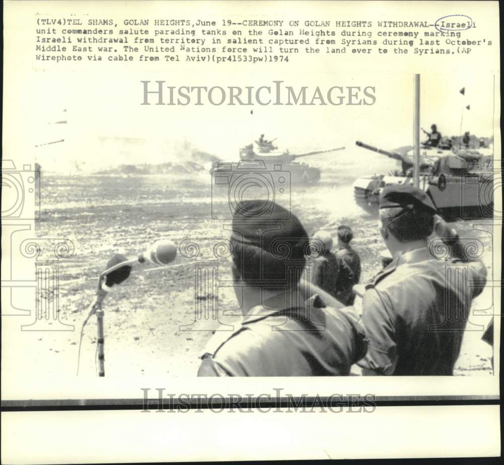 1974 Press Photo Israeli commanders salute parading tanks withdrawal ceremony