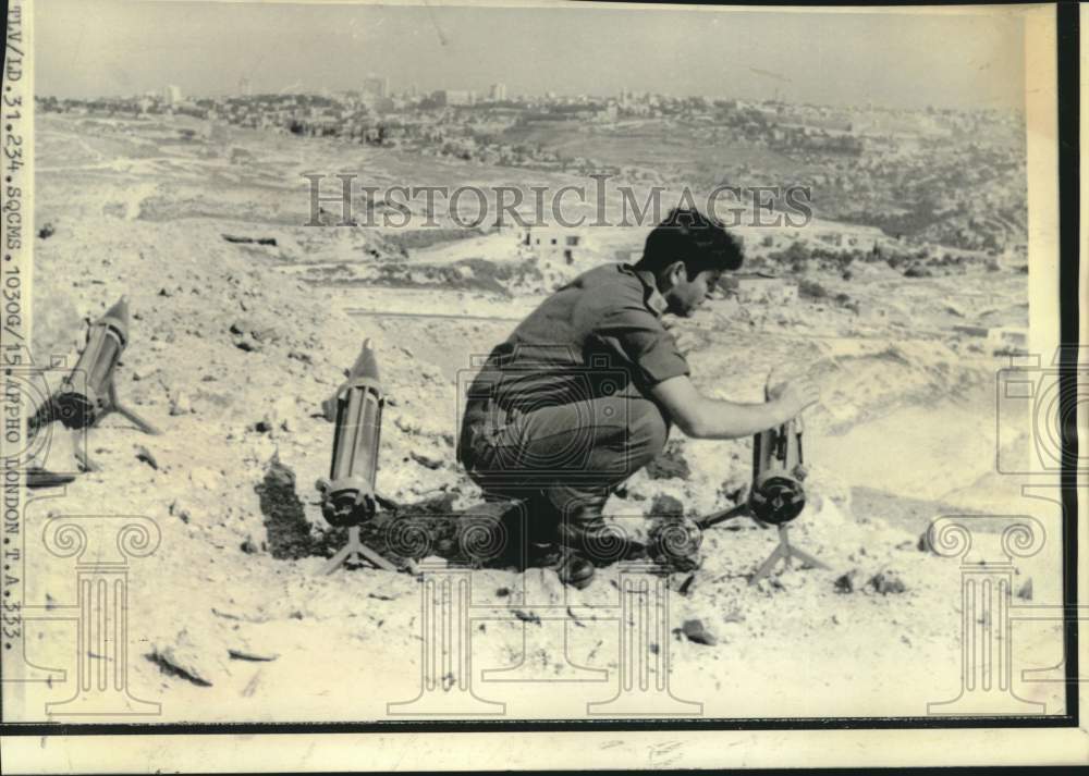 1974 Press Photo Israeli army sapper disarms katyusha rocket - now35885