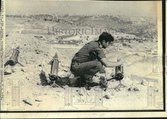 1974 Press Photo Israeli army sapper disarms katyusha rocket - now35885