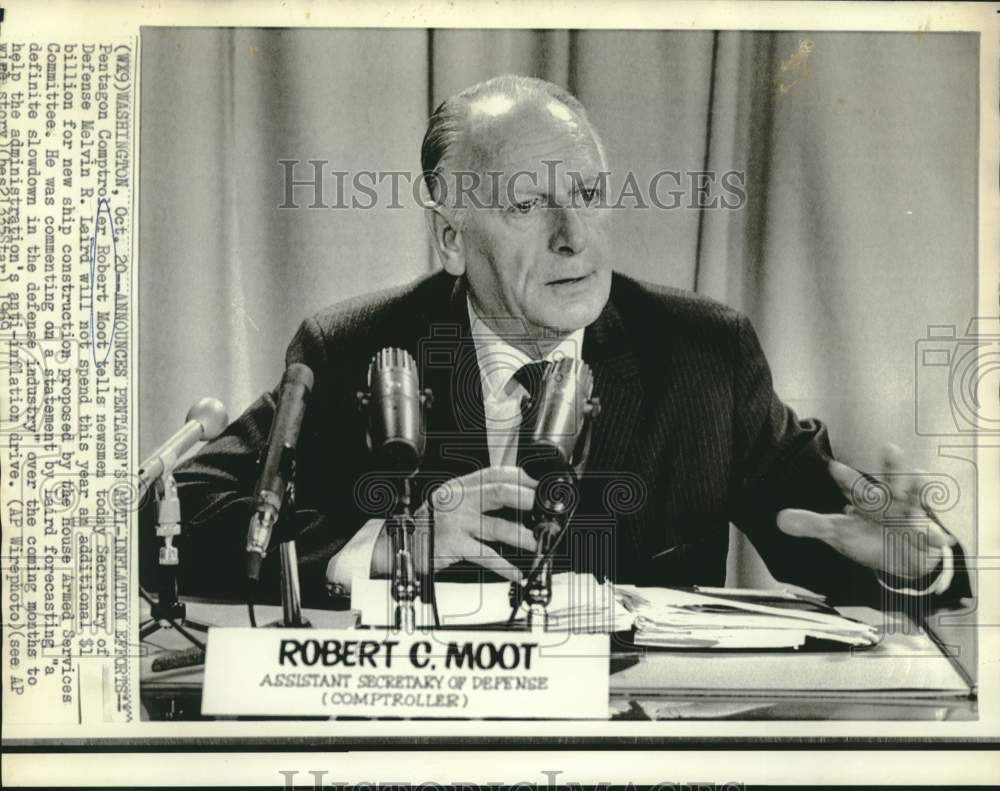 1969 Press Photo Pentagon Comptroller Robert Moot at Washington news conference
