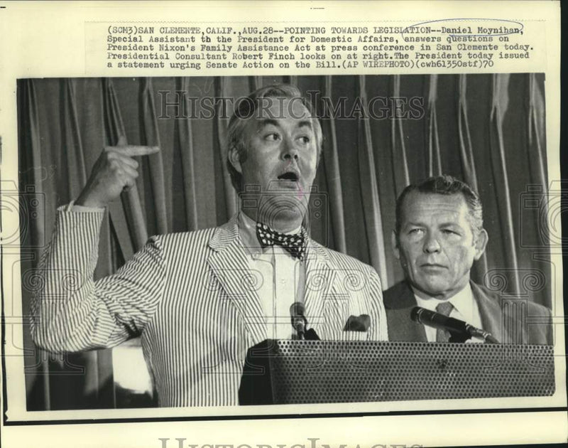 Load image into Gallery viewer, 1970 Press Photo Daniel Moynihan and Robert Finch at California news conference
