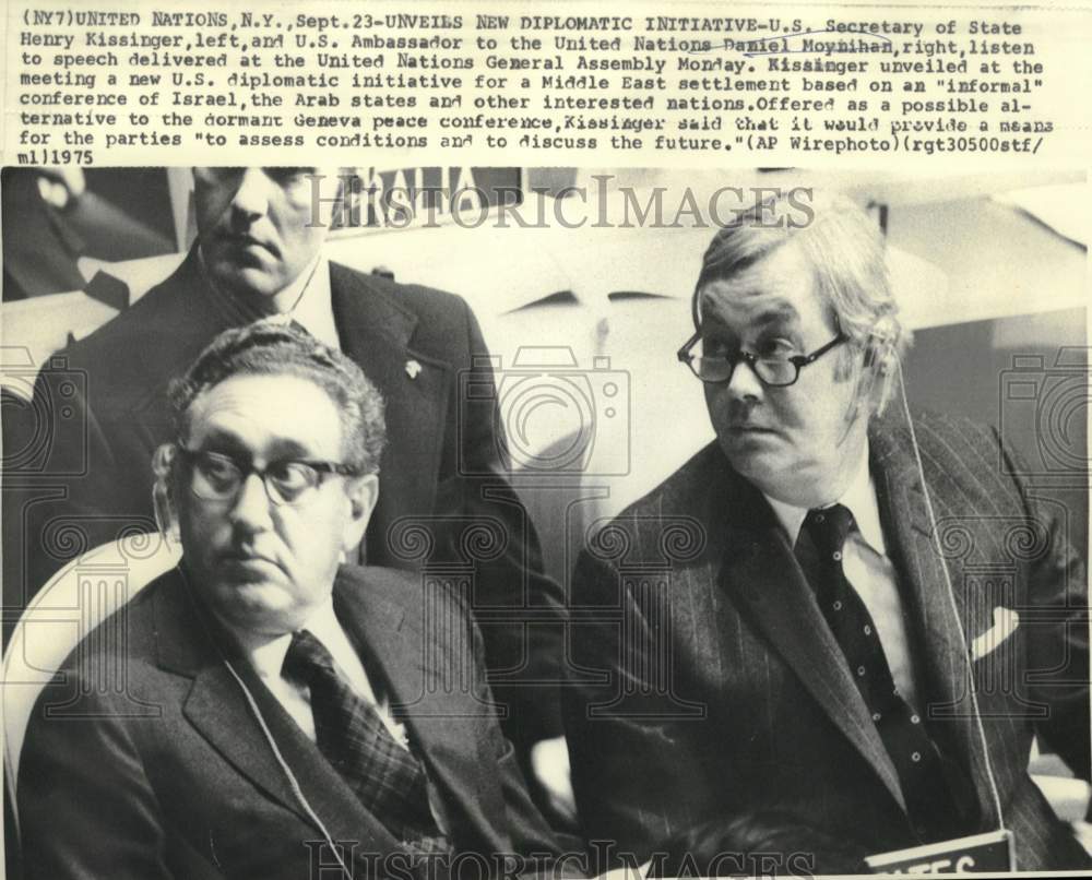 1975 Press Photo Henry Kissinger and Daniel Moynihan listen at UN session