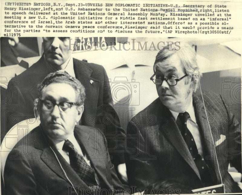Load image into Gallery viewer, 1975 Press Photo Henry Kissinger and Daniel Moynihan listen at UN session
