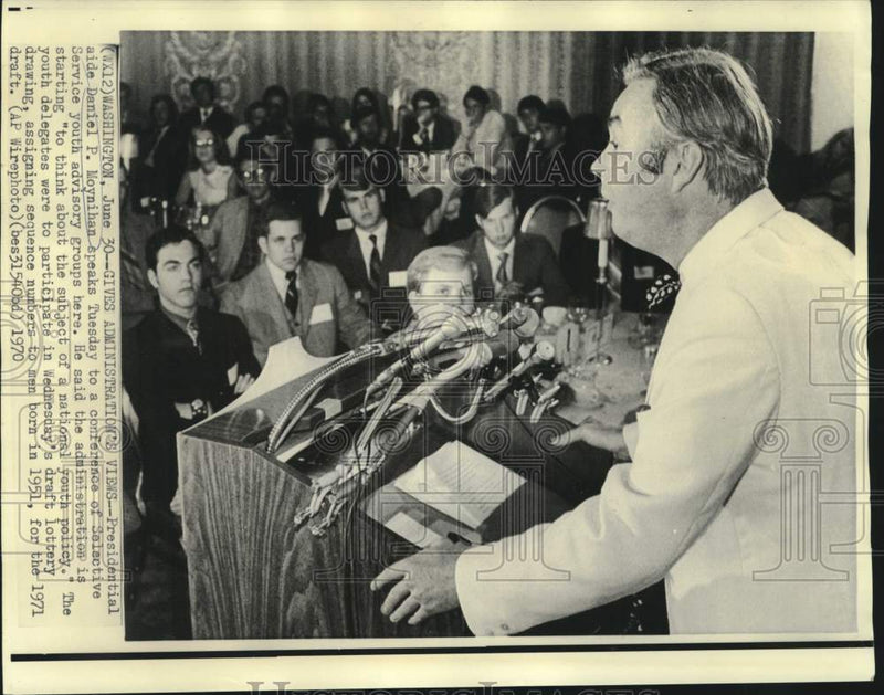 Load image into Gallery viewer, 1970 Press Photo Daniel Moynihan speaks to Selective Service Conference
