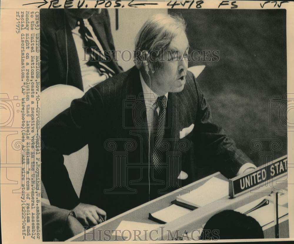 1975 Press Photo Ambassador Daniel Moynihan casts vote at United Nations