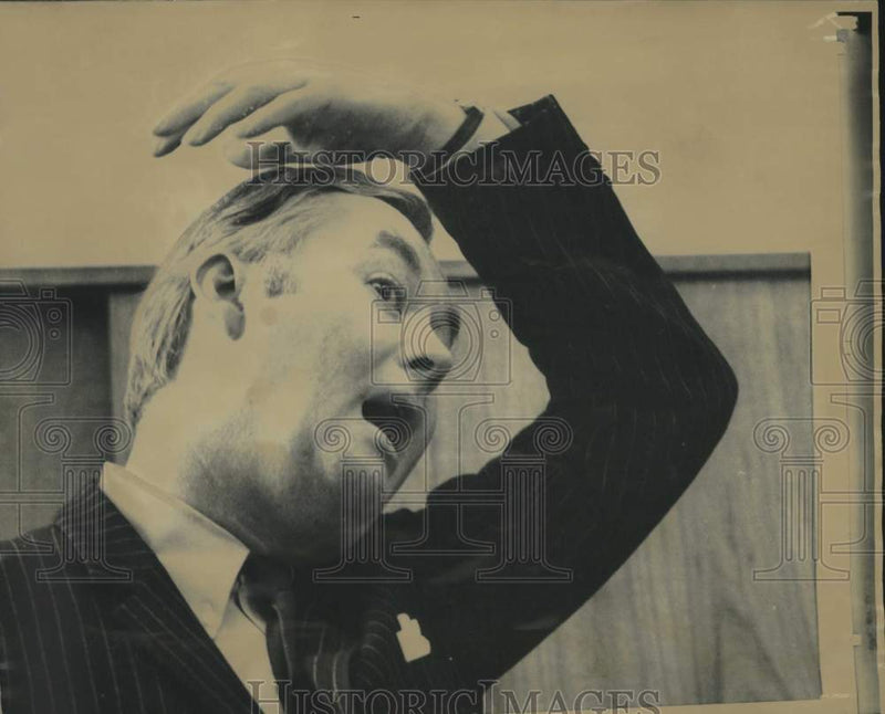 Load image into Gallery viewer, 1969 Press Photo Daniel Moynihan discusses special OEO message to Congress

