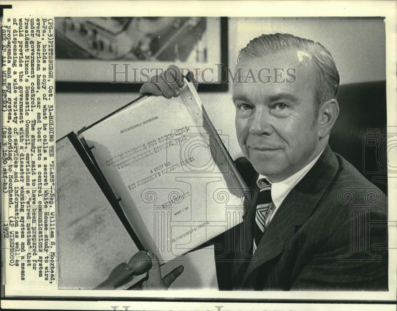 Load image into Gallery viewer, 1972 Press Photo Representative William Moorhead hold White House secret study
