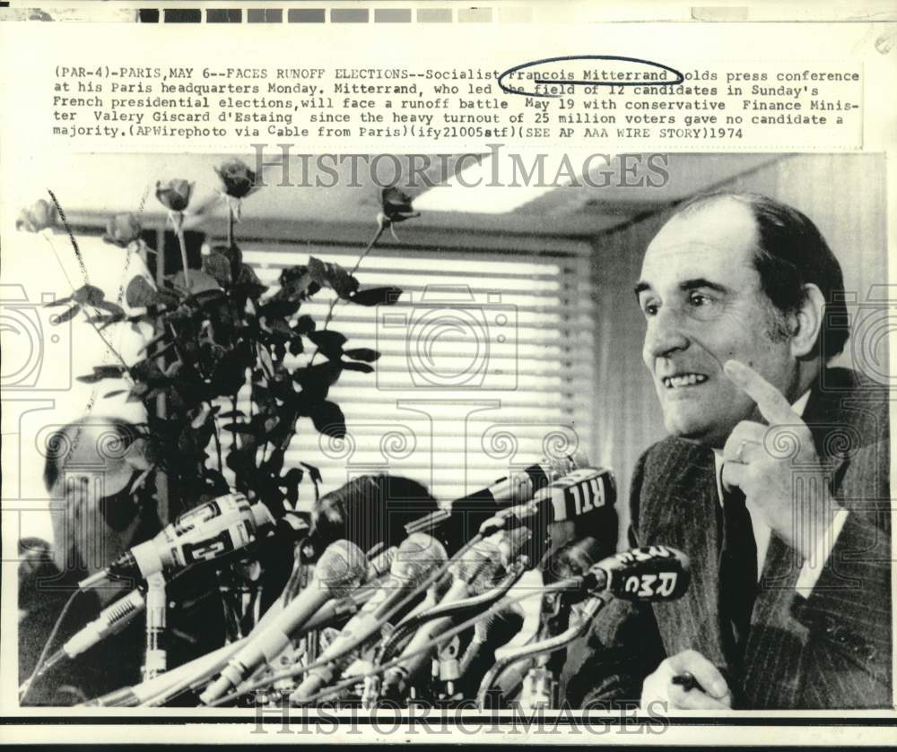 1974 Press Photo Francois Mitterrand hold press conference at Paris headquarters