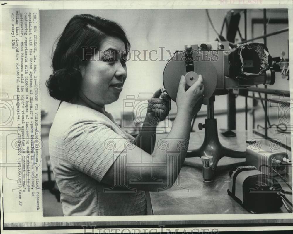 1968 Press Photo Optical researcher Kiyoe Mizusawa studies pigeons eyesight