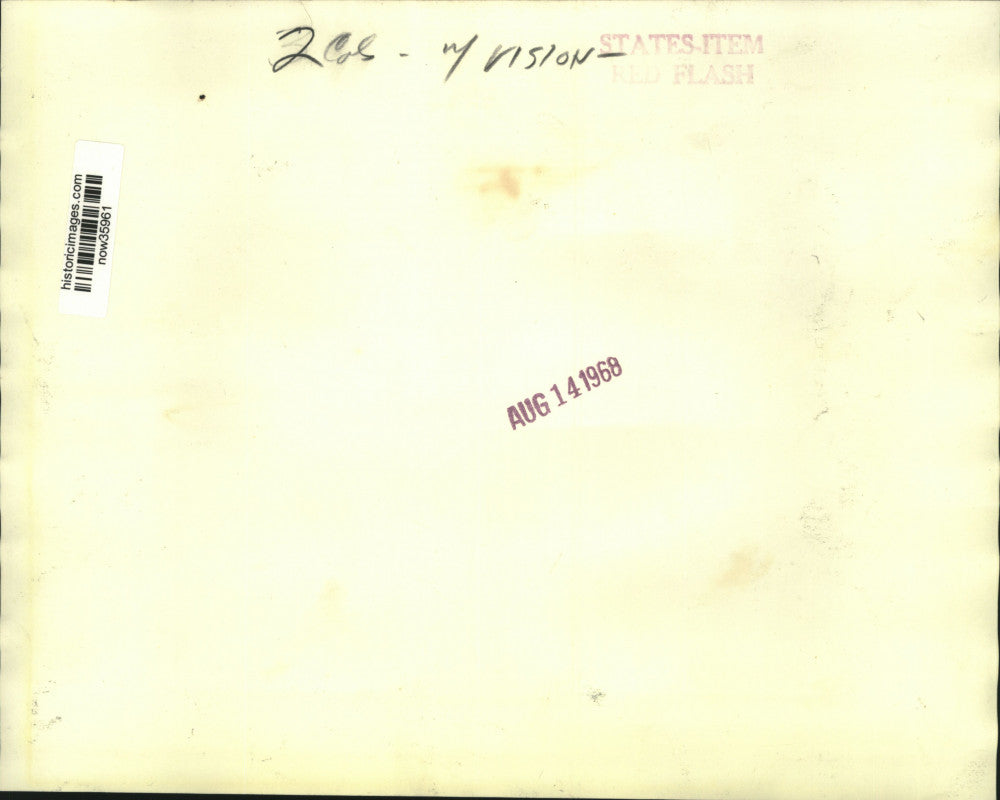 1968 Press Photo Optical researcher Kiyoe Mizusawa studies pigeons eyesight