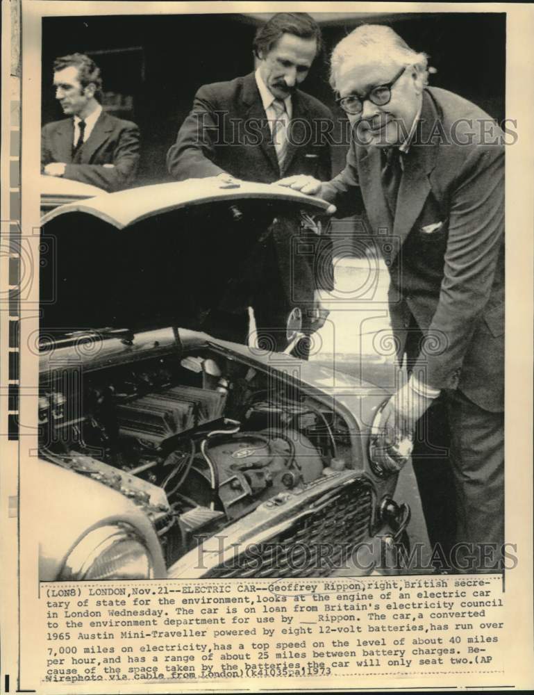 1973 Press Photo Britain's Geoffrey Rippon views electric car engine in London