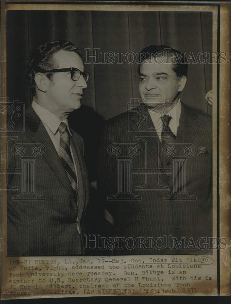 Load image into Gallery viewer, 1971 Press Photo Indar Jit Rikhye and Harold Gilbert address LA Tech students
