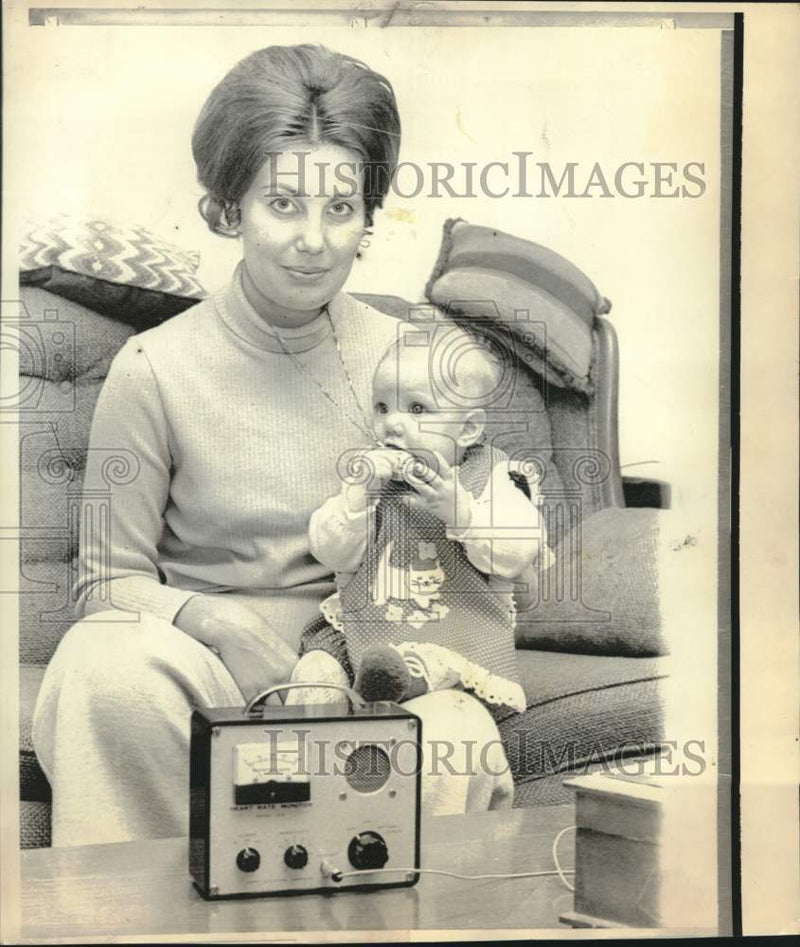 Load image into Gallery viewer, 1974 Press Photo Anna Ritola, mother Sandi with SIDs monitor in Eugene, Oregon
