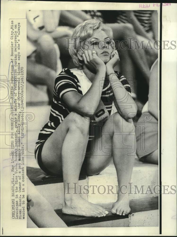 Load image into Gallery viewer, 1970 Press Photo Miss Louisiana Nadine Robertson relaxes in Miami for Miss USA
