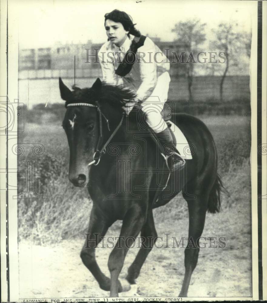 1972 Press Photo Budapest&#39;s Margit Rapatyi, jockey, goes through paces