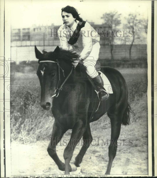 1972 Press Photo Budapest's Margit Rapatyi, jockey, goes through paces