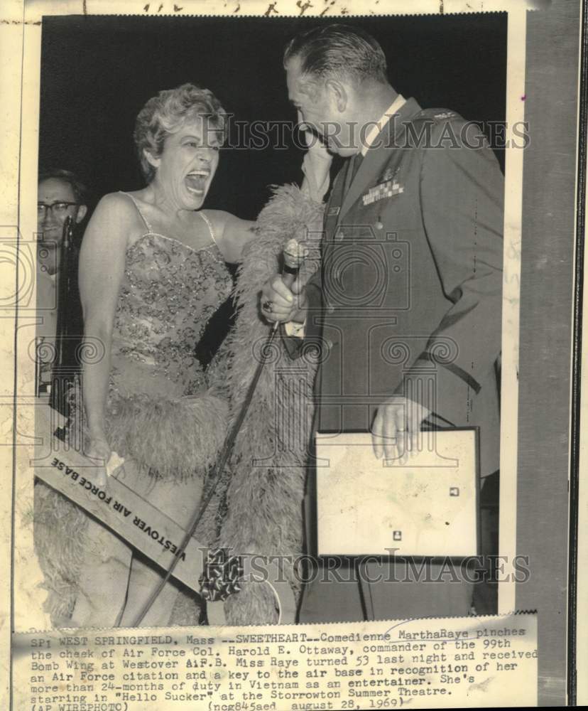 1969 Press Photo Comedienne Martha Raye greets Colonel Harold Ottaway in MA