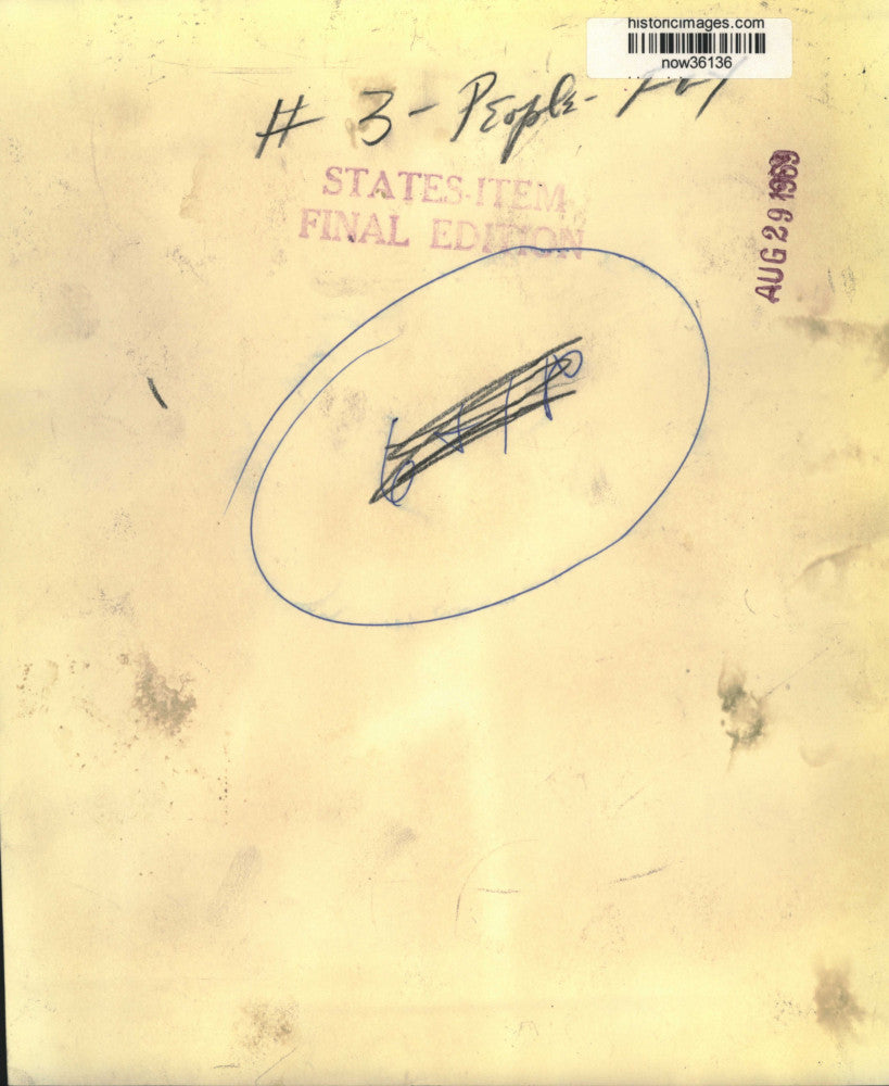 1969 Press Photo Comedienne Martha Raye greets Colonel Harold Ottaway in MA