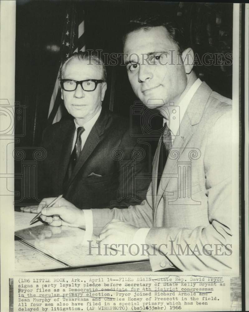 1966 Press Photo Arkansas&#39; David Pryor signs loyalty pledge before Kelly Bryant