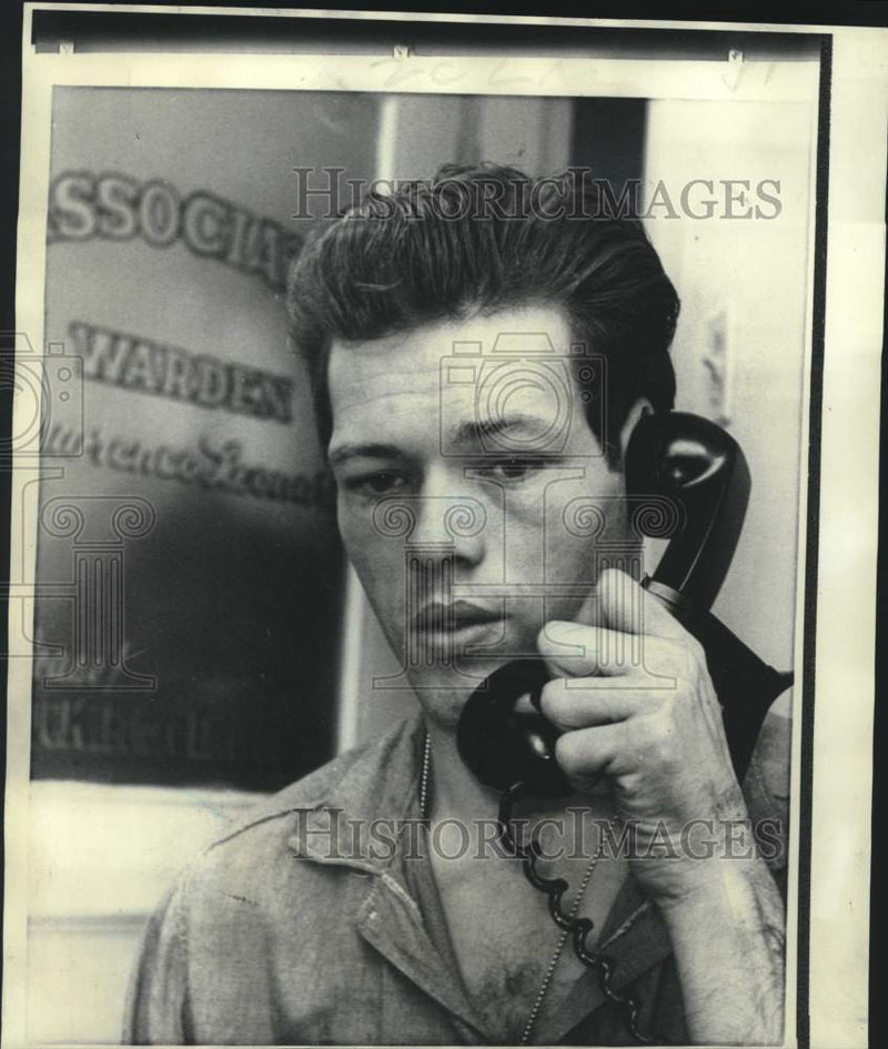 Load image into Gallery viewer, 1969 Press Photo Parish Prison death row inmate Larry Joe Purkey talks on phone
