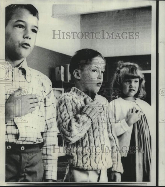 1968 Press Photo NC heart patient David Purdy places hand over heart in pledge