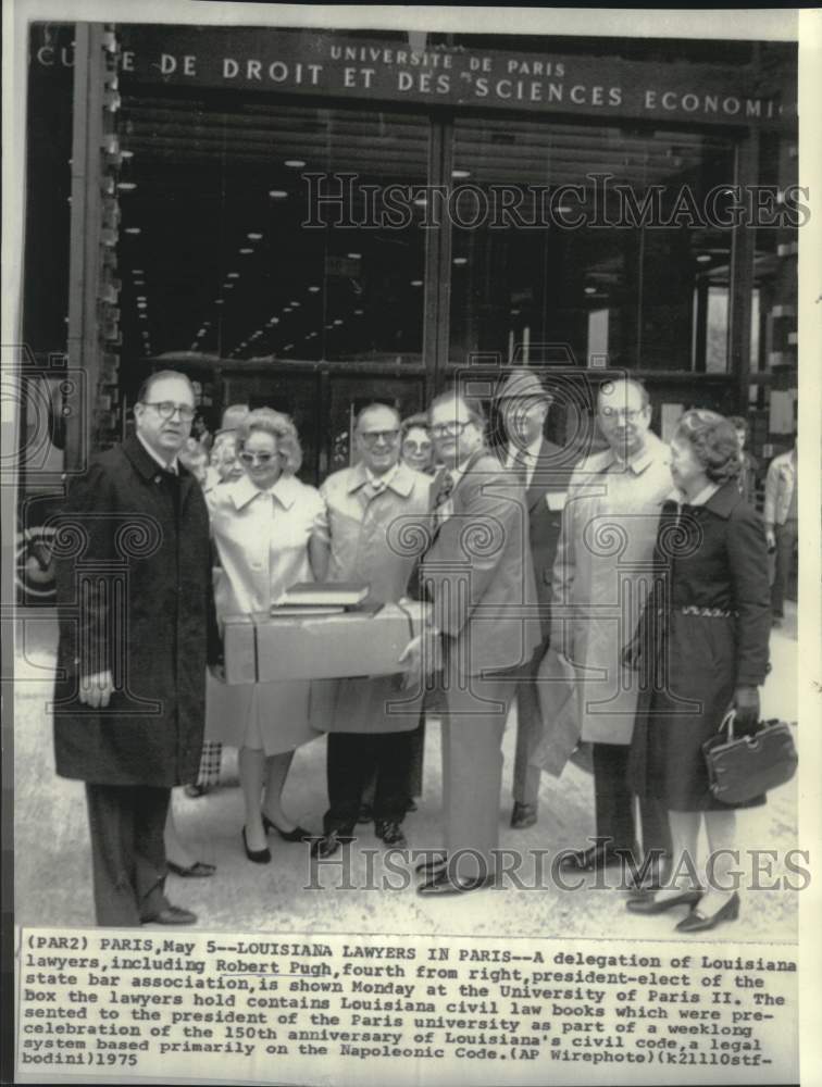 1975 Press Photo Robert Pugh and Louisiana delegation present law books in Paris
