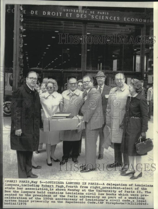 1975 Press Photo Robert Pugh and Louisiana delegation present law books in Paris