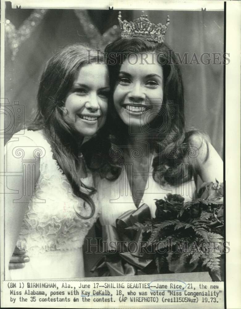 1973 Press Photo Miss Alabama Jane Rice poses with Miss Congeniality Kay DeKalb