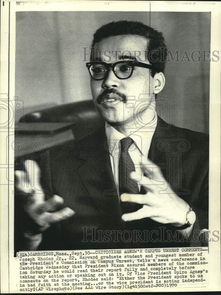 1970 Press Photo Campus unrest commission member Joseph Rhodes with newsmen