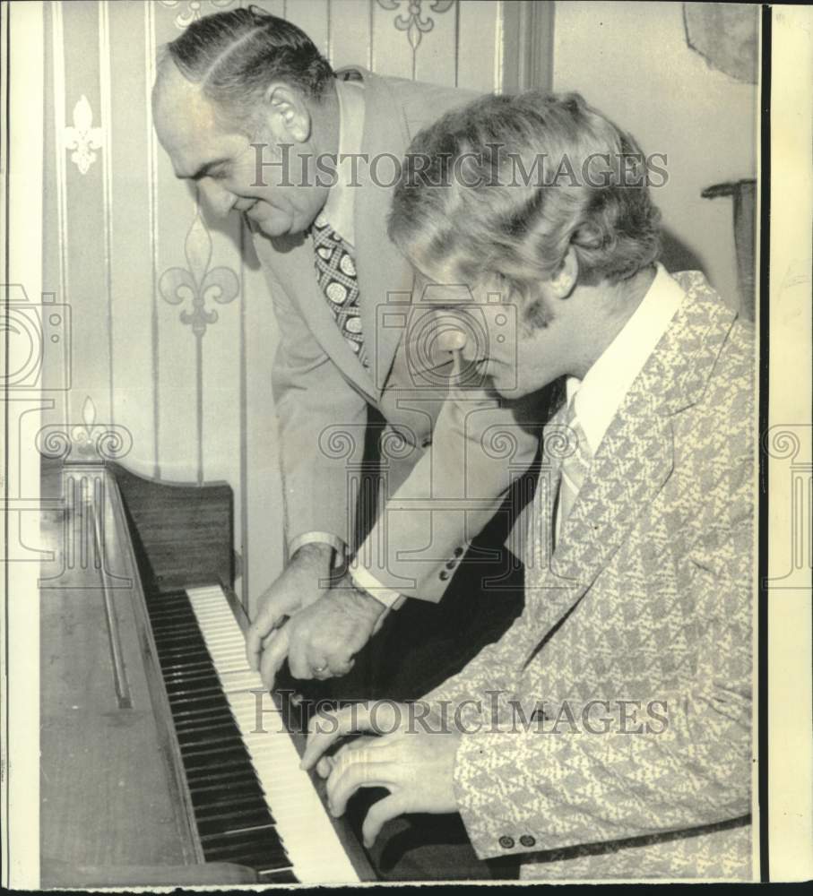 1974 Press Photo AP football &quot;Back of the Week&quot; John Provost at piano with coach