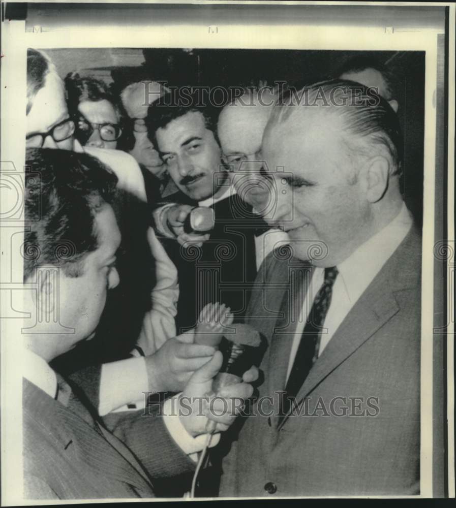 1968 Press Photo French Premier Georges Pompidou talks with newsmen in Paris