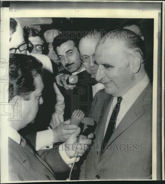1968 Press Photo French Premier Georges Pompidou talks with newsmen in Paris