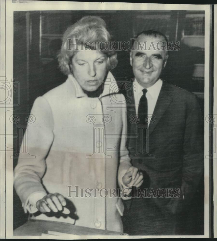 1968 Press Photo Premiere and Mrs. Georges Pompidou cast ballots in Orvilliers