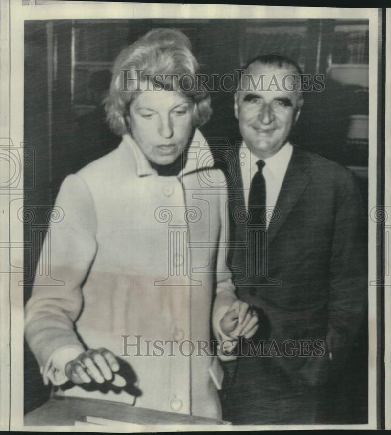 Load image into Gallery viewer, 1968 Press Photo Premiere and Mrs. Georges Pompidou cast ballots in Orvilliers
