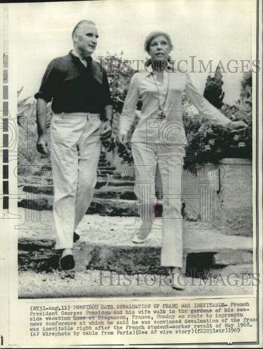 1969 Press Photo France's Georges Pompidou and wife walk vacation home gardens